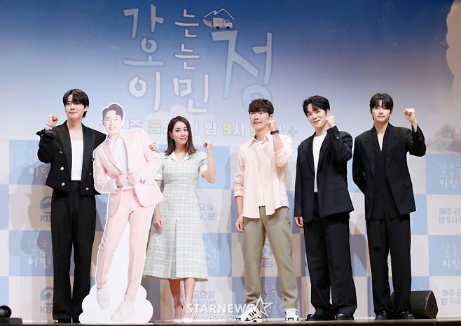 배우 안재현, 이민정, 황성훈 PD, 배우 김정현, 김재원이 16일 오전 서울 영등포구 여의도 KBS 아트홀에서 열린 KBS2 '가는정 오는정 이민정' 제작발표회에 참석해 포즈를 취하고 있다. /2025.05.16 /사진=김휘선 hwijpg@