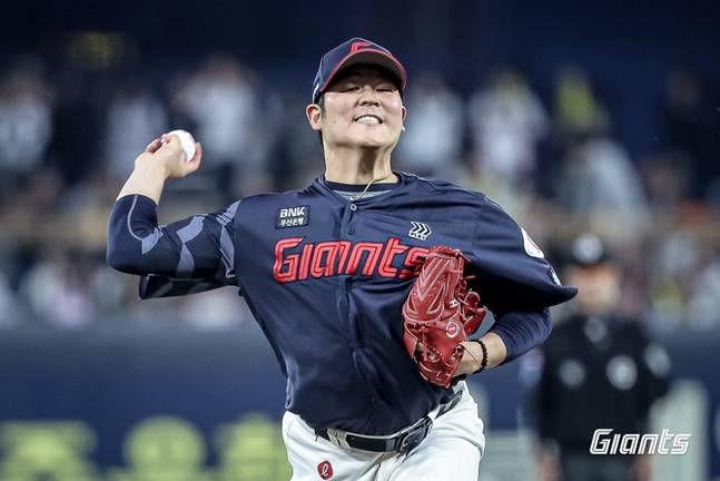 롯데 한현희가 14일 광주 KIA전에서 투구하고 있다. /사진=롯데 자이언츠 제공