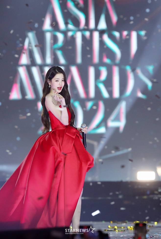아이브 장원영이 지난 27일 오후 태국 방콕 임팩트 챌린저 홀 1-2(IMPACT Challenger Hall 1-2)에서 진행된 '제 9회 아시아 아티스트 어워즈'(The 9th Asia Artist Awards, 이하 'AAA 2024')'에 참석해 멋진 무대를 선보이고 있다.  장원영은 이날 'AAA 2024'에서 'AAA 아시아 셀러브리티', '퀸 오브 AAA'를 수상했다. /사진=김창현 기자 chmt@