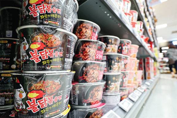 삼양식품이 ‘불닭볶음면’ 인기에 힘입어 사상 최대 분기 실적을 달성하며 주가가 치솟았다. 뉴스1