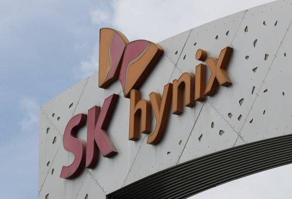 외국인 매수세에 힘입어  20만 원대 주가를 회복한 SK하이닉스. 뉴스1