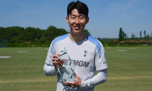 최근 손흥민이 부상에서 돌아온 가운데 오는 22일(한국시간) 스페인 빌바오의 산 마메스에서 토트넘 홋스퍼와 만나는 맨체스터 유나이티드는 벌벌 떨 소식이다. 손흥민의 소속팀 토트넘은 16일 구단 공식 채널을 통해 손흥민이 맨체스터 유나이티드를 상대로 터트린 올림픽 골이 토트넘 공식 서포터 클럽인 OSC(Official Supporters Club)에 의해 올해의 골로 선정됐다고 알렸다. 사진 토트넘 홋스퍼