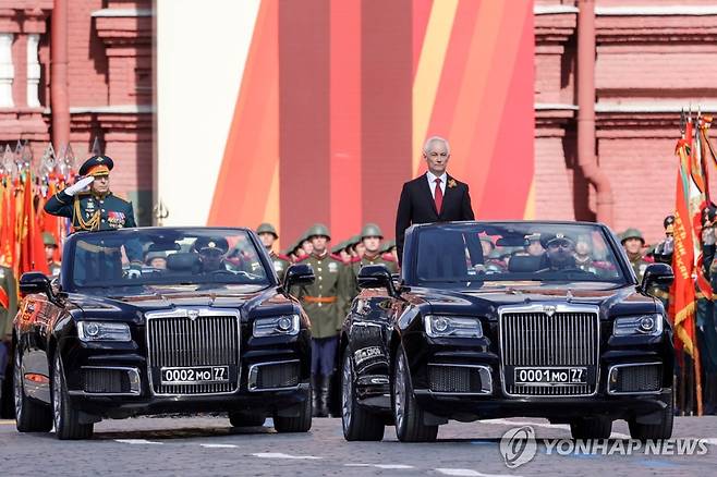 9일 러시아 전승절 80주년 열병식에서 군 사열하는 올레크 살류코프 러시아 지상군 총사령관과 안드레이 벨로우소프 국방장관 [러시아 대통령실/타스 연합뉴스 자료사진. 재판매 및 DB 금지]