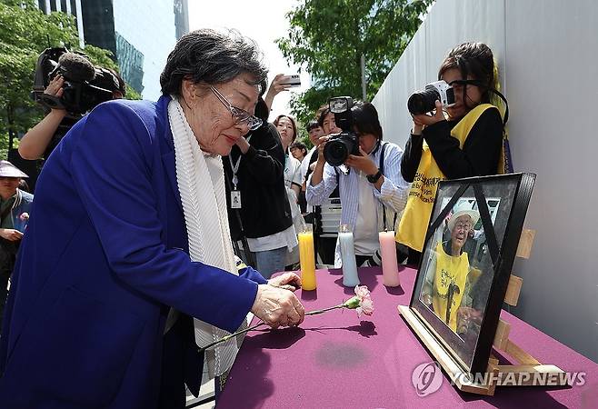 고 이옥선 할머니 영정 사진 앞에 헌화하는 이용수 할머니 (서울=연합뉴스) 김성민 기자 = 일본군 위안부 피해자 이용수 할머니가 지난 14일 서울 종로구 주한일본대사관 인근에서 열린 '1700차 일본군 성노예제 문제 해결을 위한 정기 수요시위'에서 고 이옥선 할머니의 영정 사진 앞에 헌화하고 있다. 2025.5.16 ksm7976@yna.co.kr
