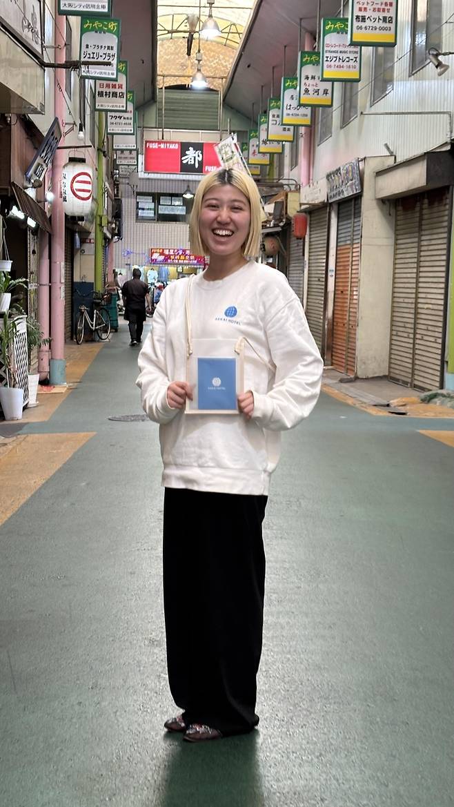 "세카이 패스 들고 다니면 대접받아요" (오사카=연합뉴스) 차대운 기자 = 일본 오사카 세카이 호텔 앞에서 호텔 매니저 기타가와 마리씨가 이 호텔이 제공하는 '세카이 패스'를 들어 보이고 있다. 이 패스를 들고 협력 가게에 가면 한잔 공짜 맥주 등의 혜택을 받을 수 있다. 2025.5.16
cha@yna.co.kr
(끝)