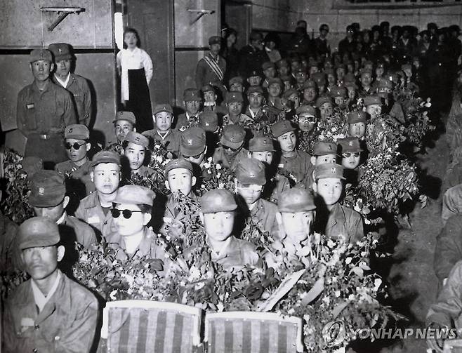 6.25 전쟁 당시 국군 보병 입대식 1952년 4월30일 보병입대식에서 입대자들이 꽃다발을 한 아름씩 안고 있다.
[연합뉴스 사진]