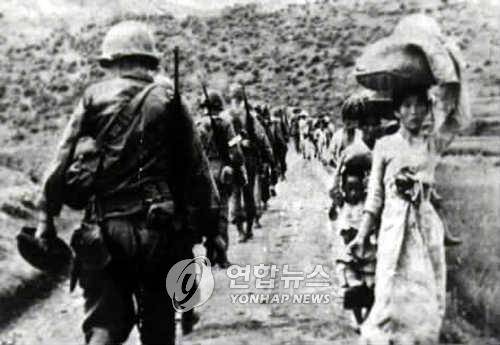 6.25 전쟁 당시 국군과 피난민 국군은 전투를 위해 북쪽으로 가고 있고, 피난민은 남쪽을 향하고 있다. 
[연합뉴스 자료사진]
