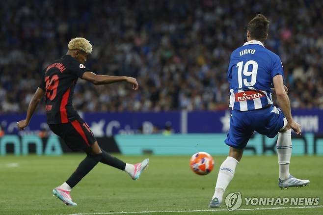 슈팅하는 바르셀로나 야말(왼쪽). [AP=연합뉴스]