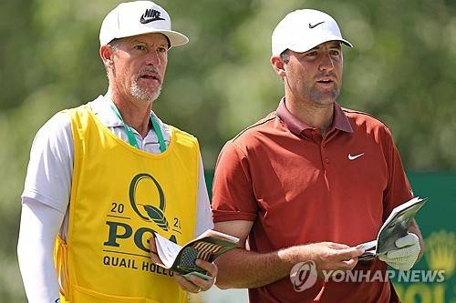 캐디와 코스 공략을 상의하는 셰플러. [AFP/게티이미지=연합뉴스]
