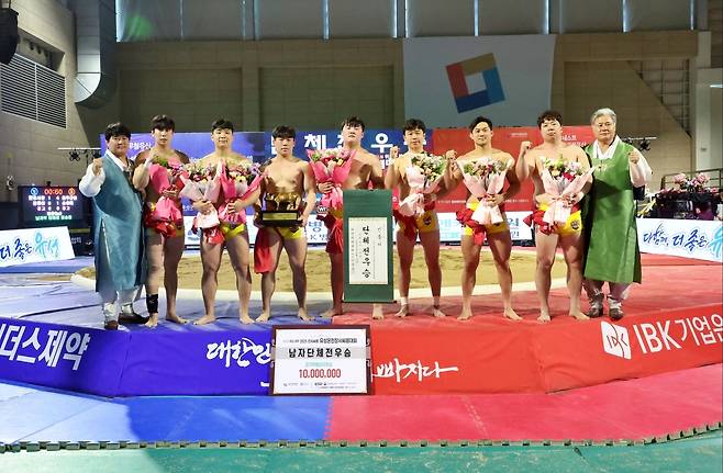 울주군청 해뜨미씨름단, 유성온천장사씨름대회 단체전 우승 [울주군 제공.재판매 및 DB 금지]