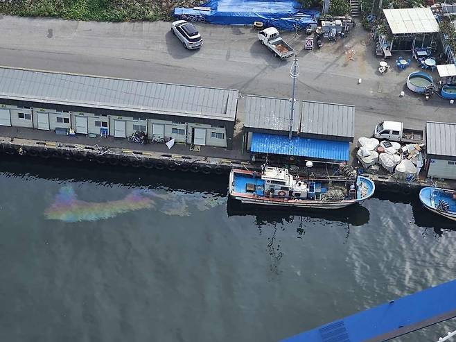 해양 오염 사진 [속초해양경찰서 제공.재판매 및 DB 금지]