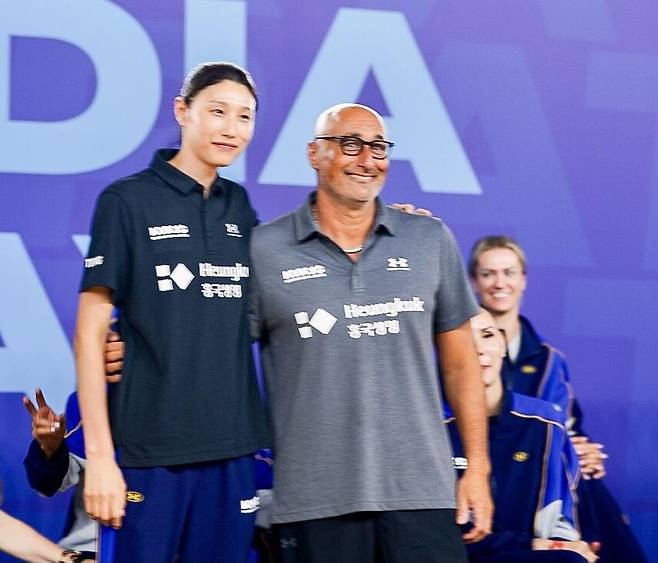 아본단자 감독과 나란히 선 김연경(왼쪽) [촬영 이동칠]