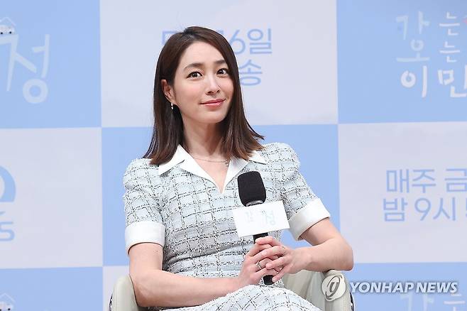 질문 듣는 이민정 (서울=연합뉴스) 강민지 기자 = 배우 이민정이 16일 서울 영등포구 여의도 KBS 아트홀에서 열린 예능 '가는정 오는정 이민정' 제작발표회에서 질문을 듣고 있다.  2025.5.16 mjkang@yna.co.kr