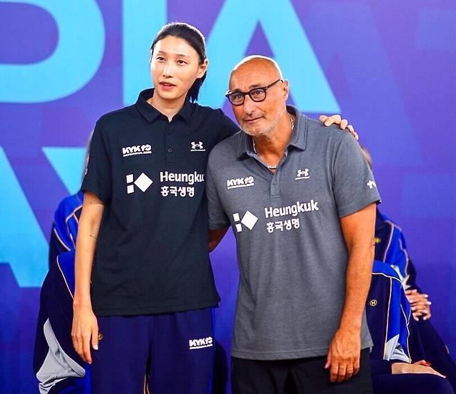 아본단자 감독과 함께 포즈를 취한 김연경(왼쪽) [촬영 이동칠]