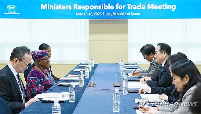 WTO 사무총장과 면담하는 정인교 통상교섭본부장 (서울=연합뉴스) 정인교 산업통상자원부 통상교섭본부장이 15일 제주 서귀포시 제주국제컨벤션센터(ICC)에서 열린 2025 APEC 통상장관회의에서 오콘조 이웰라 WTO 사무총장과 면담하고 있다. 2025.5.15 [산업통상자원부 제공. 재판매 및 DB 금지] photo@yna.co.kr