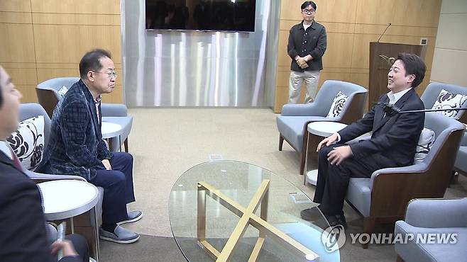 이준석 후보-홍준표 전 시장 회동 (서울=연합뉴스) 미국으로 출국하는 홍준표 전 대구시장이 10일 인천국제공항 귀빈실에 배웅 나온 개혁신당 이준석 대선 후보를 만나고 있다. 2025.5.10 [연합뉴스TV 캡처. 재판매 및 DB금지] photo@yna.co.kr