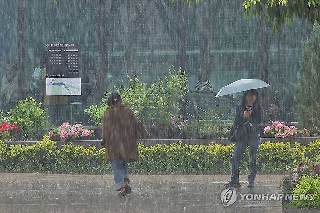 쏟아지는 비 (서울=연합뉴스) 진연수 기자 = 전국 대부분 지역에 비 또는 소나기가 내리는 16일 서울 광장에서 시민들이 발걸음을 재촉하고 있다. 2025.5.16 jin90@yna.co.kr