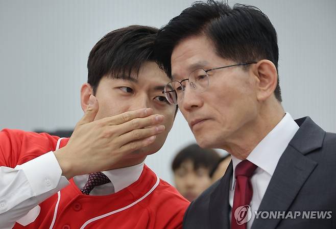 귀엣말하는 김문수와 김용태 (서울=연합뉴스) 류영석 기자 = 국민의힘 김문수 대선 후보가 15일 서울 여의도 국민의힘 중앙당사에서 열린 대한민국교원조합 대선 정책제안서 전달식에서 김용태 비상대책위원장 지명자와 귀엣말을 하고 있다. 2025.5.15 ondol@yna.co.kr