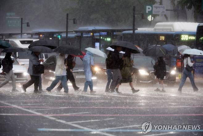 비 내리는 서울 (서울=연합뉴스) 이진욱 기자 = 비가 내린 16일 서울 광화문사거리에서 시민들이 우산을 쓴 채 이동하고 있다. 2025.5.16 cityboy@yna.co.kr