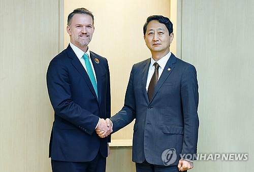 안덕근 장관, 미국 무역대표부 대표 면담   (서울=연합뉴스) 안덕근 산업통상자원부 장관이 16일 제주 서귀포시 제주국제컨벤션센터(ICC)에서 제이미슨 그리어 미국 무역대표부 대표와 면담, 악수하며 기념 촬영하고 있다. 2025.5.16 [산업통상자원부 제공. 재판매 및 DB 금지]
    photo@yna.co.kr