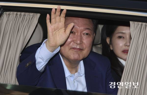 윤석열 전 대통령이 11일 오후 서울 용산구 한남동 관저를 떠나며 지지자들에게 인사하고 있다. 2025.4.11 /최은성기자 ces7198@kyeongin.com