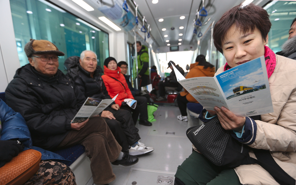 시민과 관광객들이 운행을 시작한 인천공항 자기부상열차를 시승하고 있다. 2016.2.3 /연합뉴스
