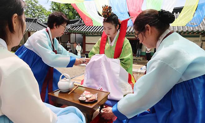▲ 성년의날을 이틀 앞둔 17일 인천 미추홀구 인천향교에서 열린 '성년의 날 행사'에 참석한 올해 성년이 되는 청소년들이 전통 성년례 재현을 하고 있다. /이재민 기자 leejm@incheonilbo.com