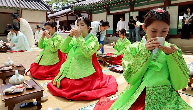 ▲ 성년의날을 이틀 앞둔 17일 인천 미추홀구 인천향교에서 열린 '성년의 날 행사'에 참석한 올해 성년이 되는 청소년들이 전통 성년례 재현을 하고 있다. /이재민 기자 leejm@incheonilbo.com