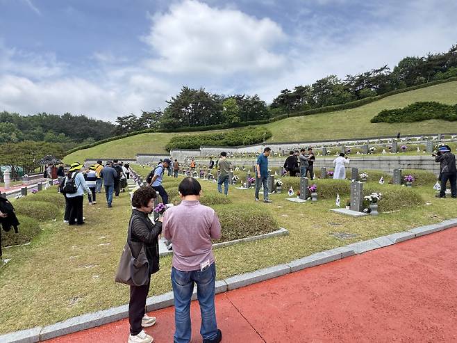 민주화운동 기념일 전날인 17일, 광주광역시 북구 국립5·18민주묘지 1묘지엔 수백 명의 참배객들이 모였다. /임지섭 기자 ljs@namdonews.com