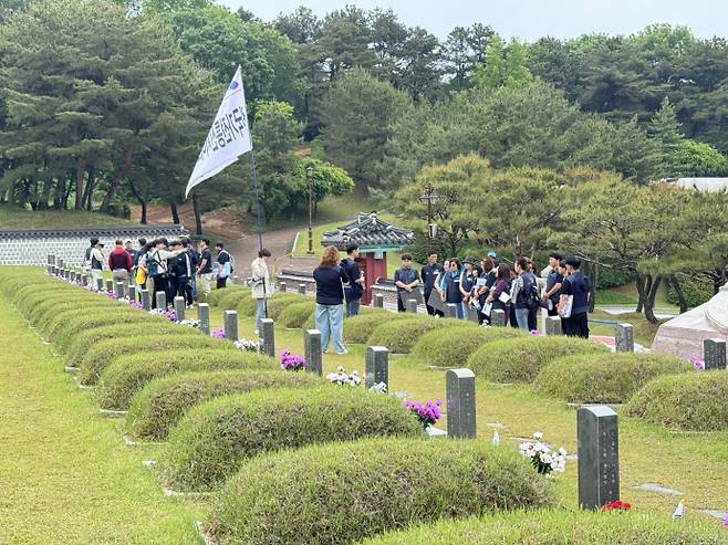 단체 단위 참배객들이 보훈해설사의 설명을 듣고 있다. /임지섭 기자 ljs@namdonews.com