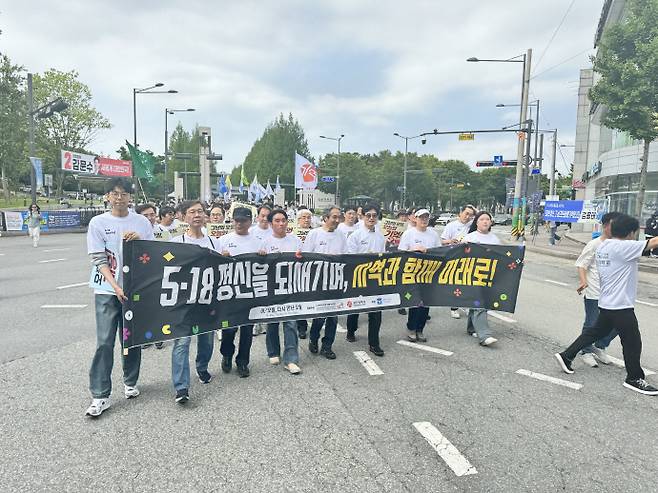 17일 오후 4시께 전남대학교에서도 5·18 제45주년을 기념해 민주대행진이 펼쳐지고 있는 모습. /임지섭 기자 ljs@namdonews.com