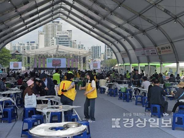 지난 16일부터 울산 남구 태화강 둔치에서 진행되고 있는 '제2회 울산축협 한우축제'에 시민들이 구매한 한우를 구이터에서 식사하고 있다.