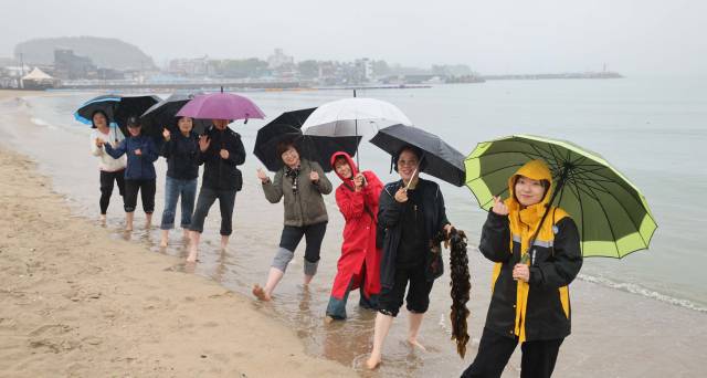 맨발걷기 모임 ‘온리유’는 비오는 날에도 맨발걷기를 멈추지 않는다. 이재찬 기자 chan@