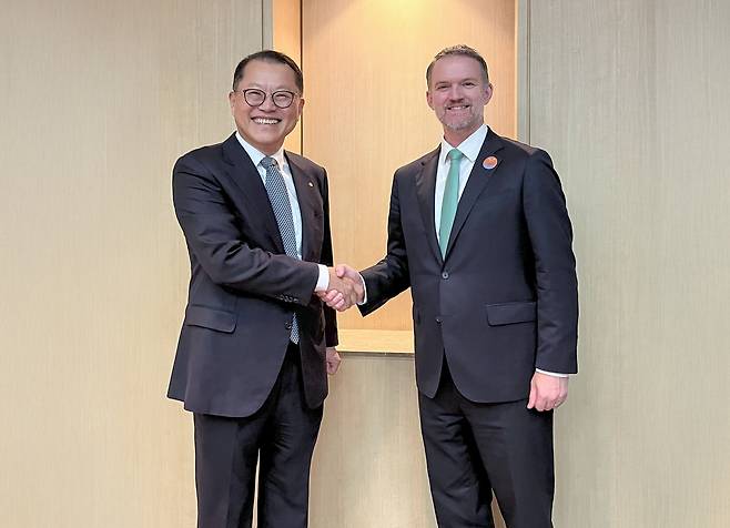 김희철(왼쪽) 한화오션 대표가 16일 미국무역대표부(USTR)&nbsp;제이미슨 그리어 대표와 만나 조선산업 협력방안에 대해 논의했다./사진=한화오션