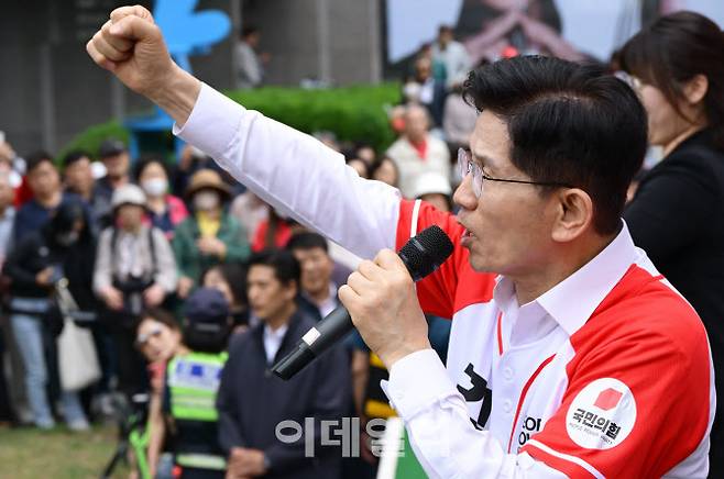 [이데일리 이영훈 기자] 김문수 국민의힘 대선 후보가 16일 천안시 동남구 신세계백화점 앞에서 유세를 펼치며 지지를 호소하고 있다.
