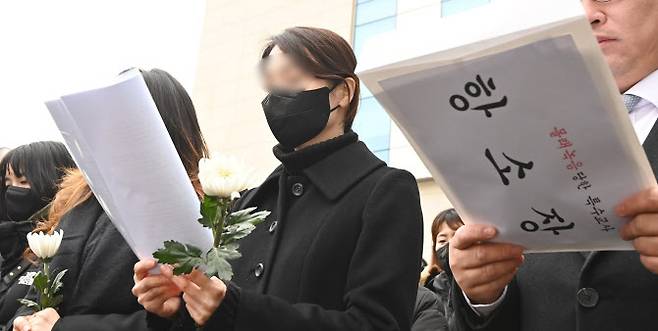 웹툰 작가 주호민 씨의 아들을 정서적으로 학대한 혐의로 1심에서 유죄 판단을 받은 특수교사 A씨가 지난해 2월 6일 경기도 수원지방법원에서 항소장을 제출하기 앞서 기자회견을 하고 있다. (사진=뉴시스)