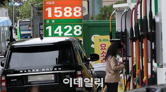 서울시내 한 주유소를 찾은 시민들이 차량에 주유를 하고 있다.(사진=이데일리 방인권 기자)