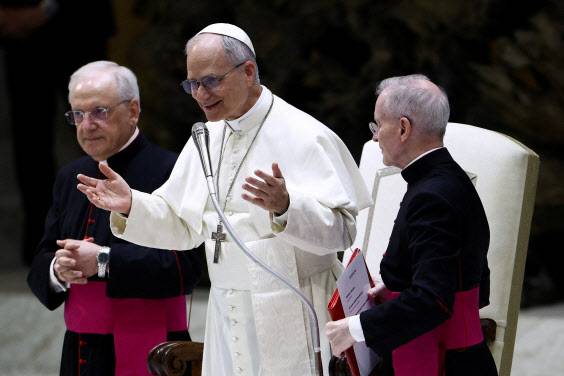 지난 12일(현지 시각) 레오 14세 교황이 바티칸 바오로 6세 홀에서 각국 취재진과 함께 청중을 맞이하고 있다.(사진=로이터)