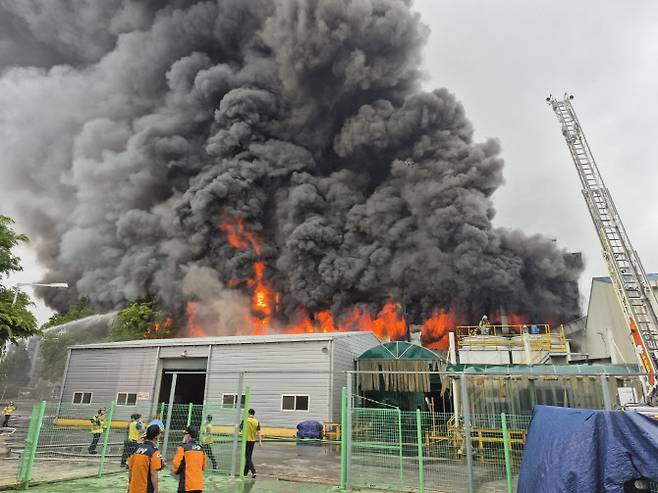17일 오전 광주 광산구 소촌동 금호타이어 공장에서 불이 나 소방당국이 진화하고 있다. (사진=연합뉴스)