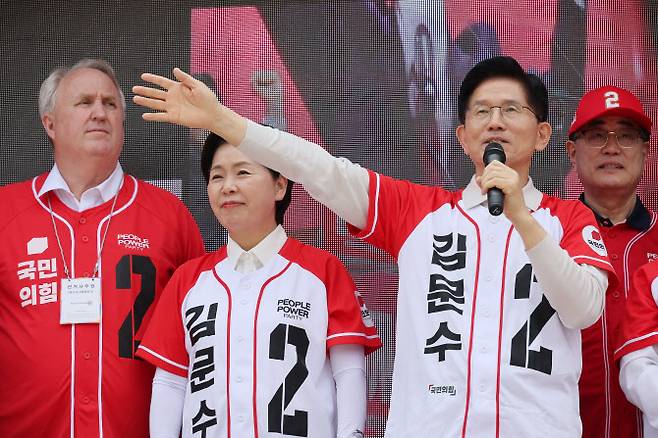국민의힘 김문수 대선 후보가 17일 전북 전주시 전동성당인근에서 유세하고 있다.(사진 = 연합뉴스)