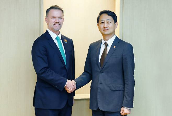 안덕근(오른쪽) 산업통상자원부 장관이 지난 16일 제주 서귀포시 제주국제컨벤션센터(ICC)에서 제이미슨 그리어(Jamieson Greer) 미국 무역대표부(USTR) 대표와 회담에 앞서 악수하고 있다.(사진=산업부)