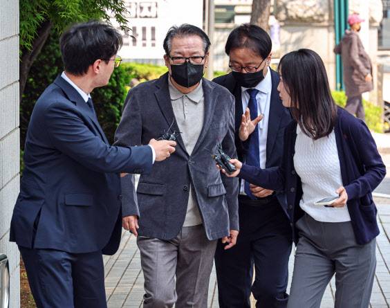 2018년 지방선거 공천헌금 의혹 혐의를 받는 ‘건진법사’ 전성배 씨가 지난 12일 서울 양천구 서울남부지법에서 열린 1심 두 번째 공판에 출석하고 있다.(사진=연합뉴스)