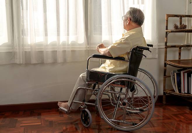 알츠하이머병이 인지능력 감퇴뿐 아니라 감각 기능 및 장기 기능 저하에도 영향을 미친다는 새로운 연구결과가 나왔다. [사진=게티이미지뱅크]