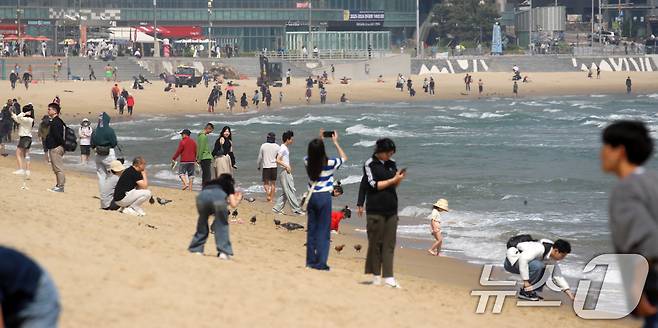 부산 해운대해수욕장을 찾은 관광객, 어린이 등이 물놀이를 즐기고 있다. 2025.5.12/뉴스1 ⓒ News1 윤일지 기자