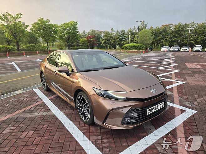 10일 경기 고양에서 촬영한 도요타 중형 세단 '캠리' 9세대 완전변경 모델인 '2025년형 캠리 XLE 프리미엄 트림'의 정·측면부. 2025.05.16/뉴스1 김성식 기자