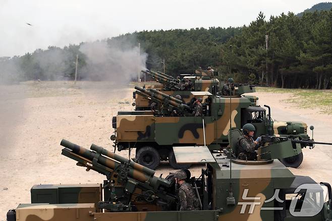 육군 제50보병사단 차륜형 자주포가 해상 사격을 하고 있다.(육군 50사단제공, 제판매 및 DB 금지) 2025.5.15/뉴스1 ⓒ News1 최창호 기자