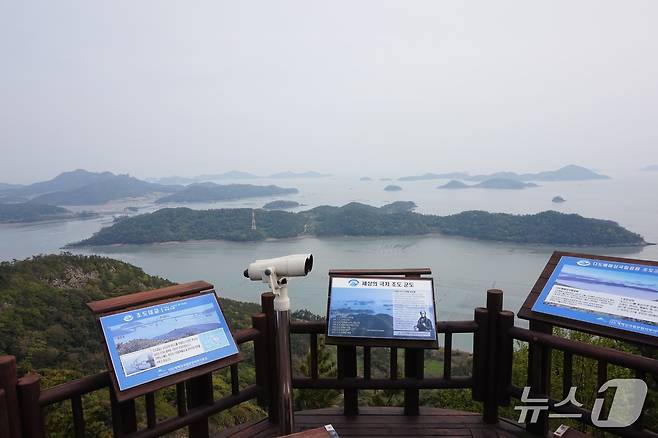 도리산 전망에서 바라본 조도군도. 200여 년 전 이곳에 올랐던 영국 함대 '라이러'호의 바실 홀 함장은 ‘세상의 극치’라고 표현했다. 2025.5.16/뉴스1 ⓒ News1 조영석 기자