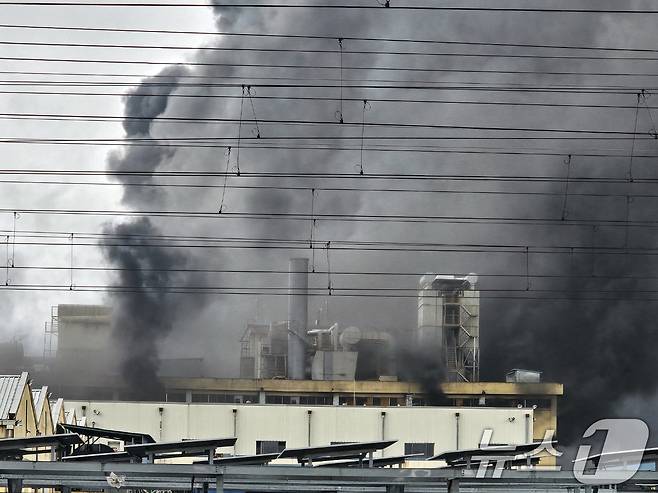 17일 오전 7시 11분쯤 광주 광산구 소촌동 금호타이어 광장공장에서 화재가 발생해 검은 연기가 번지고 있다. 2025.5.17/뉴스1 ⓒ News1 최성국 기자