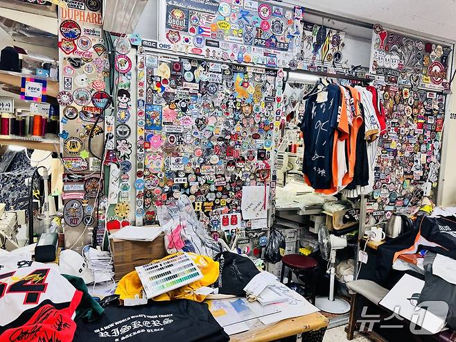 방산 시장 내 자수 가게. 스포츠 팬들이 맡겨 놓은 유니폼들이 쌓여있다.ⓒ News1 서장원 기자