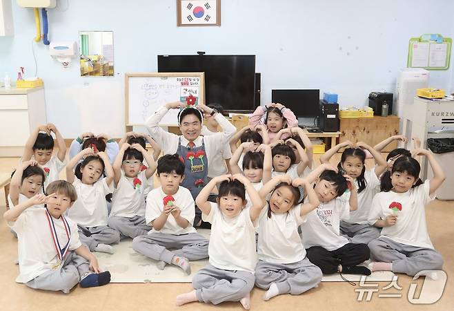 김대중 전남도교육감이 지난 12일 스승의 날을 앞두고 순천비용유치원을 방문, 원아들과 기념사진을 찍고 있다. (전남도교육청 제공, 재판매 및 DB 금지)